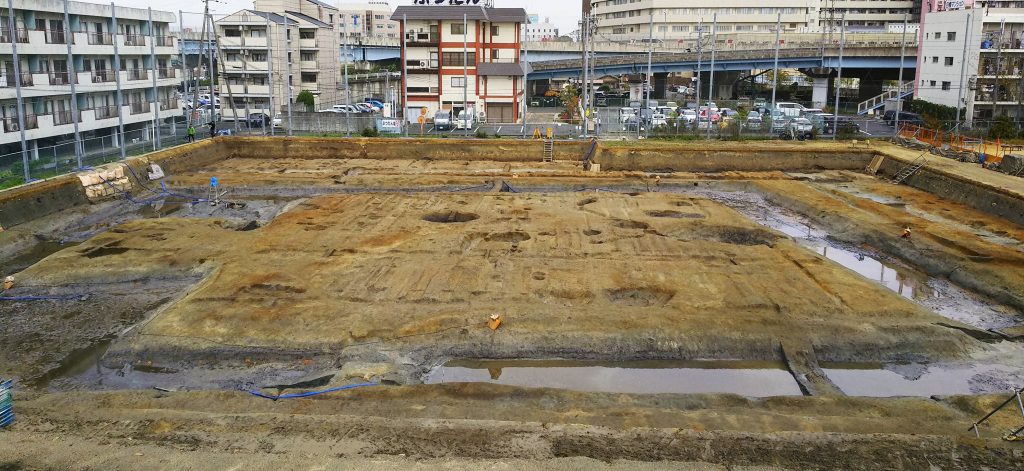 ほぼ全面的に発掘された四条1号墳。北側(奥)で外濠が新たに見つかった=奈良県橿原市