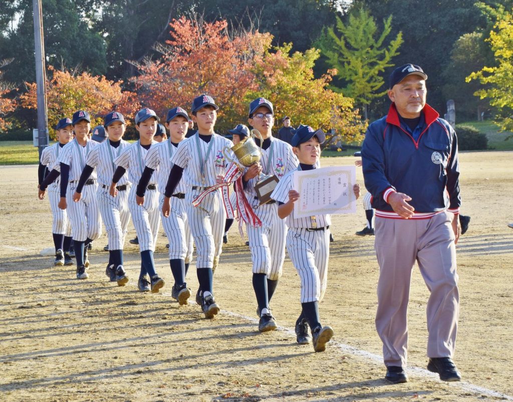 優勝した大安寺アパッチライオンズの選手。堂々と行進した