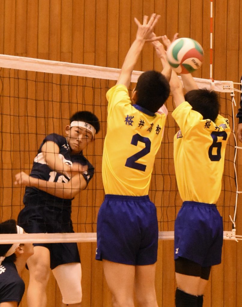 【添上―桜井】スパイクを打ち込む添上の津﨑俊⑩=香芝市