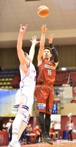 ジャンプシュートする寺下選手（右）