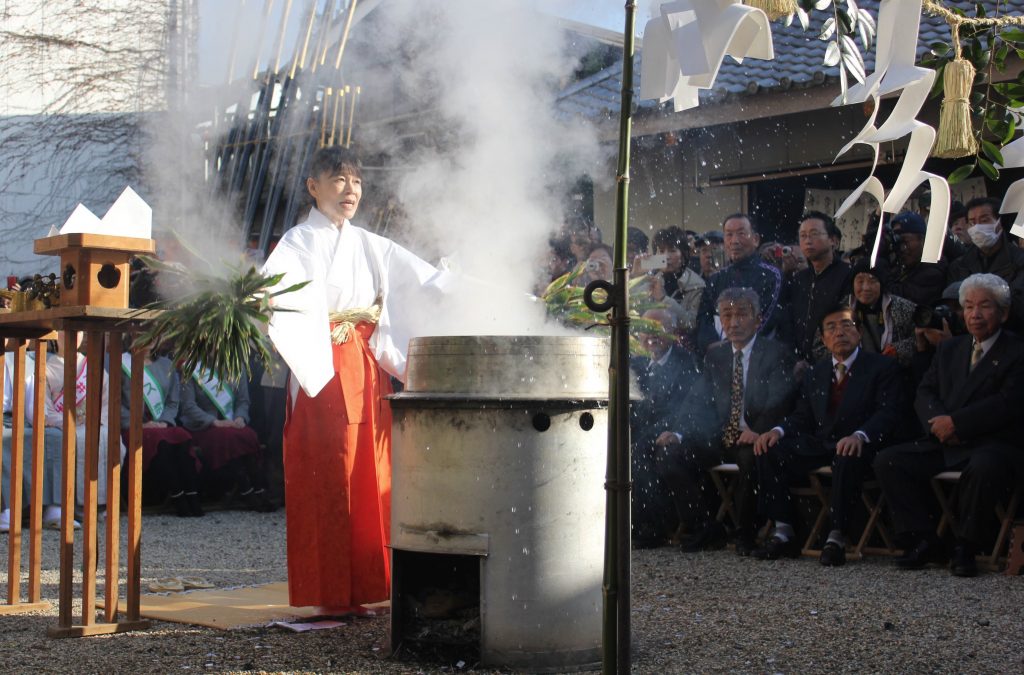 湯立神事では神聖な湯気が立ち上り、湯が振りまかれた＝奈良市の春日大社大宿所