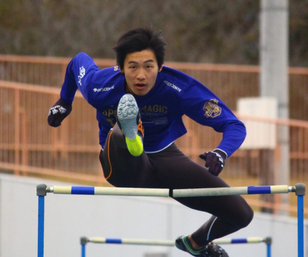ハードル練習に励む樋口陸人選手