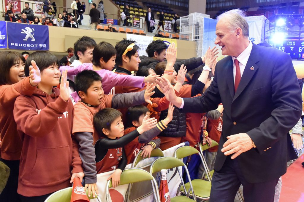 試合に勝利し、ブースターと喜ぶジェリコ・パブリセビッチ・ヘッドコーチ(右）=２０１７年１２月３０日、ならでんアリーナ