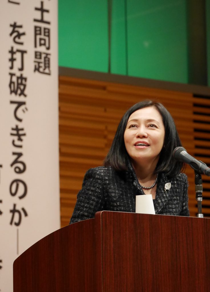 県民大会で講演する有本香さん