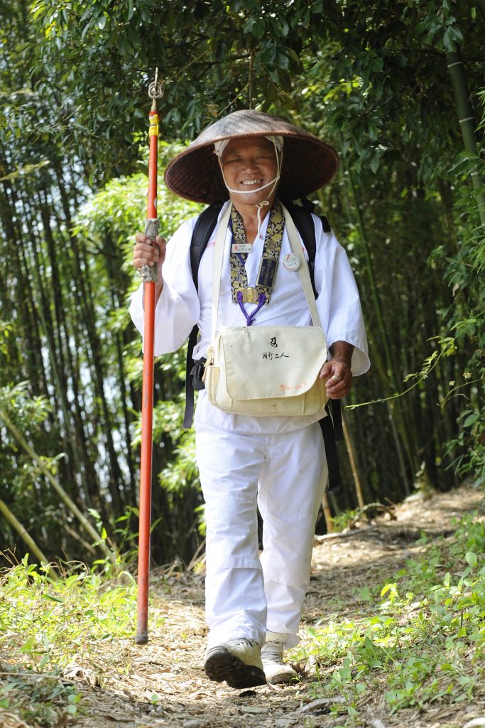 毎朝1時間の散歩を欠かさないという山下正樹さん=26日午前、徳島県鳴門市、滝沢美穂子撮影