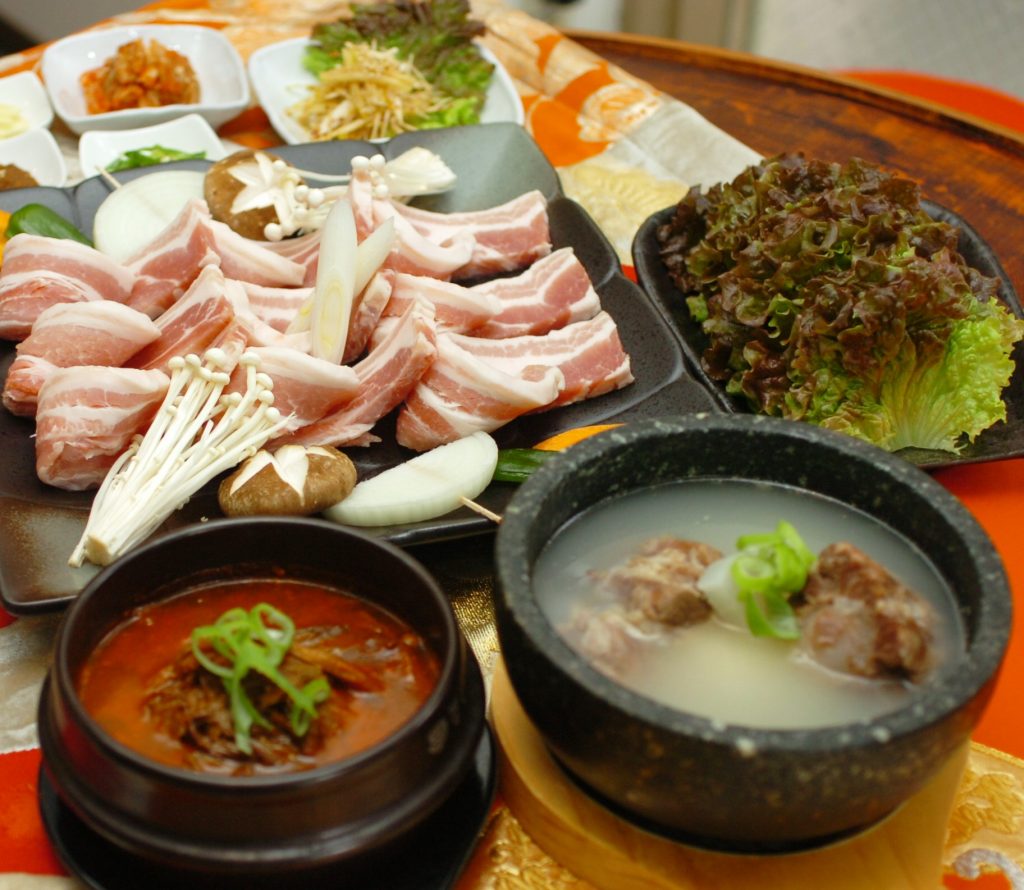 手前左が一押しの「ユッケジャン」。手前右は「テールスープ」。後方が「サムギョプサル」