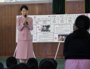 吉永小百合さん　吉野小訪問（ヨコ）２