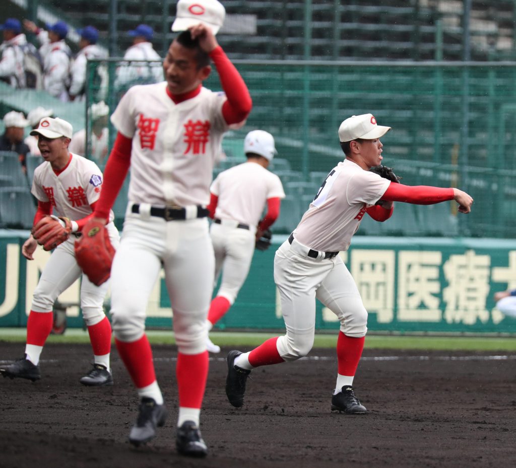 甲子園球場で練習する智弁学園の選手