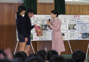 吉永小百合さん　吉野小訪問（ヨコ）３